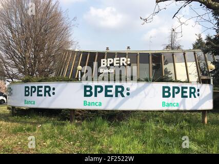 Milano, Italia. 10 marzo 2021. Milano, Italia BPER Banca l'ente creditizio modenese ha sostituito la banca UBI dal 22 febbraio 2021 nella foto: Banca nuova isnegne Credit: Independent Photo Agency/Alamy Live News Foto Stock