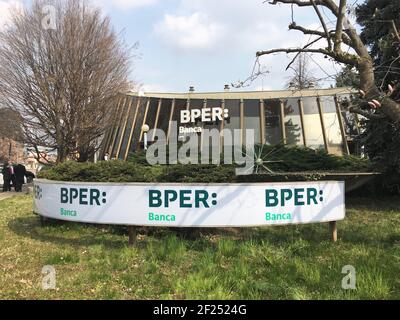 Milano, Italia. 10 marzo 2021. Milano, Italia BPER Banca l'ente creditizio modenese ha sostituito la banca UBI dal 22 febbraio 2021 nella foto: Banca nuova isnegne Credit: Independent Photo Agency/Alamy Live News Foto Stock