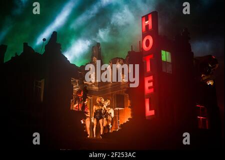 Vista generale del Block 9 area hotel a Glastonbury 2105, Worthy Farm a Somerset Foto Stock