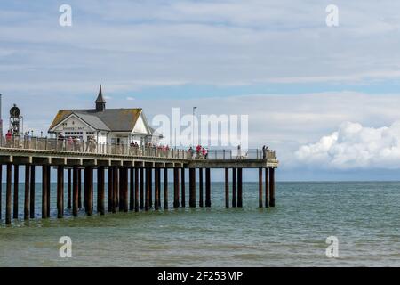 Per coloro che godono di una posizione soleggiata giornata fuori su Southwold Pier Foto Stock