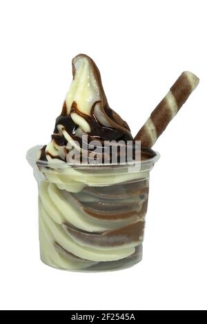 Soft servire il gelato in una coppa con topping Foto Stock