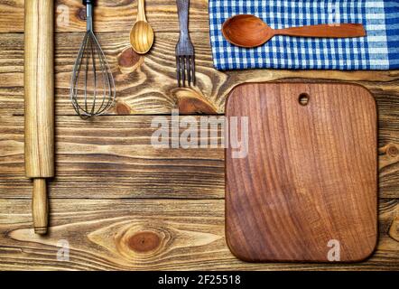 Utensili da cucina (utensili da cucina) su fondo in legno (vista dall'alto, posato piatto). Concetto di materiali naturali. Foto Stock
