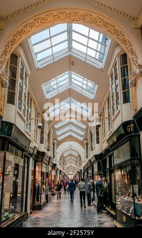 Londra, UK - Settembre 20 2018: The Burlington Arcade. Si tratta di una galleria di negozi coperta, che corre dietro Bond Street da Piccadilly fino a Burlin Foto Stock