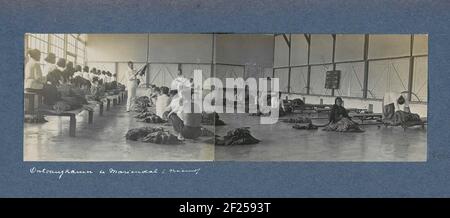 Indische en Europese werknemers in de ontvangkamer van tabakslantage Mariendal op Sumatra.Panorama foto composta da due stampe. Parte dell'album di viaggio con fotografie di attività e di attrazioni turistiche su Sumatra e Java e dal viaggio da e per le Indie Orientali olandesi. Foto Stock