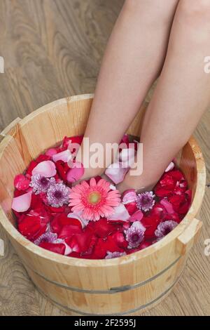 Una giovane donna prende un bagno del piede Foto Stock