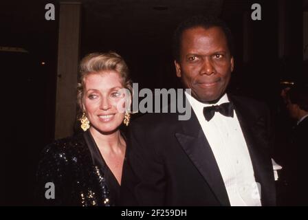 Sidney Poitier e Joanna Shimkus durante l'American Film Institute onorano Gregory Peck all'hotel Beverly Hilton di Beverly Hills, CA 09 marzo 1989 Credit: Ralph Dominguez/MediaPunch Foto Stock