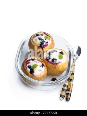 Mele al forno farcite con formaggio morbido e mirtillo isolato sopra bianco Foto Stock