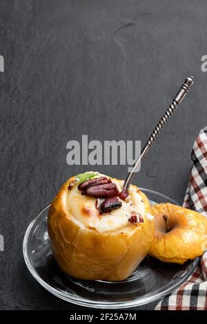 Mele al forno farcite con formaggio morbido e noci isolate bianco Foto Stock
