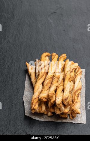 Spugnate di pasta sfoglia piccante isolate su bianco Foto Stock