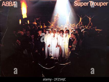 BELGRADO, SERBIA - 23 OTTOBRE 2019: Copertina dell'album in vinile Super Trouper di ABBA. È il loro settimo album in studio pubblicato il 3 novembre 1980. Foto Stock