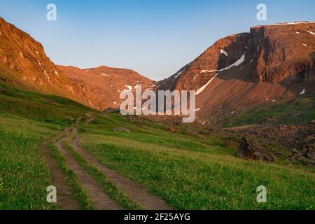 Montagne rosse colorate durante il tramonto nella valle di Trollsjon in Lapponia Foto Stock