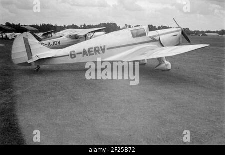 Una fotografia in bianco e nero d'annata del 1958 di un aereo M 11A Whitney a luce dritta, registrazione G-AERV, scattata in un campo d'aviazione in Inghilterra. Foto Stock