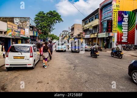 COLOMBO, SRI LANKA - 18 GENNAIO 2014: Persone non identificate sulla strada di Colombo, Sri Lanka. Colombo è la capitale, la città più grande e il centro finanziario Foto Stock
