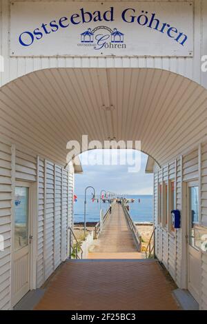 Ponte di mare Goehren / Seebrücke Göhren, molo nella località balneare del Baltico sull'isola tedesca Rügen / Ruegen, Meclemburgo-Vorpommern, Germania Foto Stock