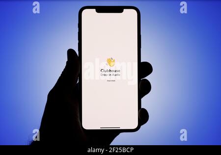 Il logo dell'applicazione Clubhouse viene visualizzato sullo schermo di un iPhone in questa illustrazione fotografica a Varsavia, Polonia, il 10 marzo 2021. L'audio di solo invito A. Foto Stock