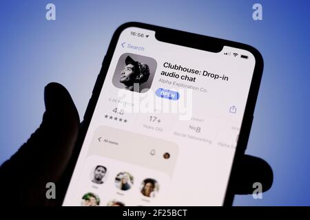 L'applicazione Clubhouse si trova nell'Apple App Store su uno schermo di iPhone in questa illustrazione fotografica a Varsavia, Polonia, il 10 marzo 2021. L'invit Foto Stock
