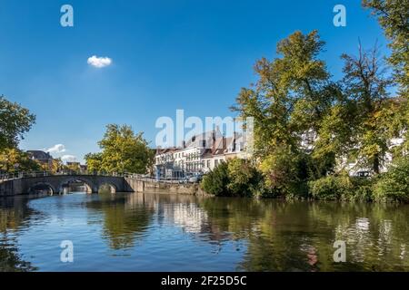 Ponte su un canale in Bruges Foto Stock