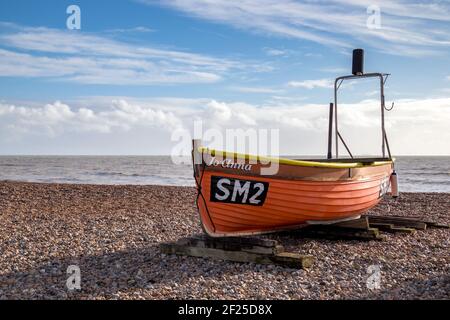 WORTHING, WEST SUSSEX/UK - novembre 13 : vista di una barca da pesca sulla spiaggia a Worthing West Sussex il 13 novembre 2018 Foto Stock