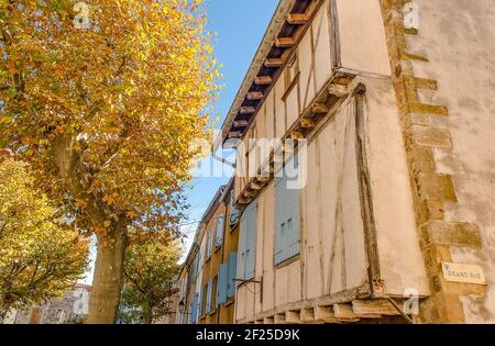 Architettura tipica del centro storico a Place de la Mairie di Caudiès-de-Fenouillèdes Foto Stock