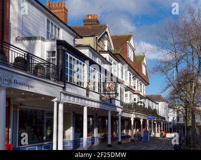 TUNBRIDGE WELLS, KENT/UK - Gennaio 5 : Vista del Pantiles a Royal Tunbridge Wells il 5 gennaio 2018 Foto Stock