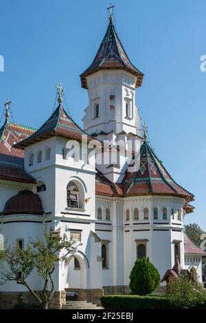 CAMPULUNG MOLDOVENESC, TRANSILVANIA/ROMANIA - SETTEMBRE 18 : Vista esterna della Cattedrale dell'Assunzione a Campulung Moldovenesc Foto Stock