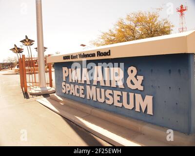 Ingresso al Pima Air and Space Museum di Tucson, Arizona. La struttura dispone di centinaia di aeromobili esposti all'aperto e al chiuso. Foto Stock