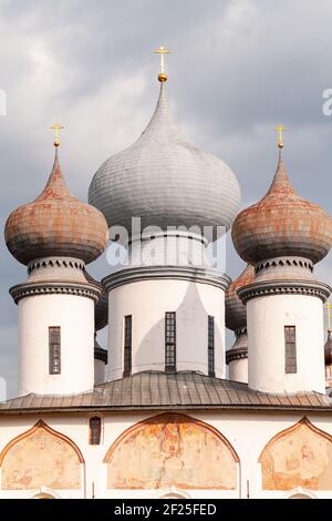 Cupole di Tikhvin Cattedrale di Dormizione in una giornata di sole Foto Stock