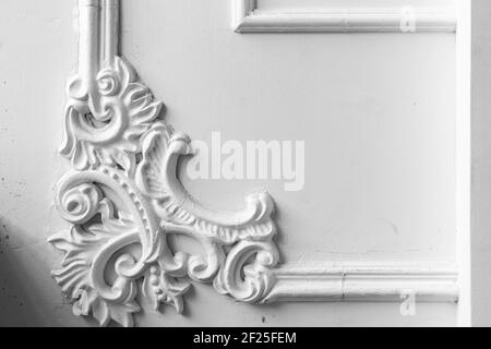 Parete bianca con decorazione classica in stucco, frammento interno astratto Foto Stock