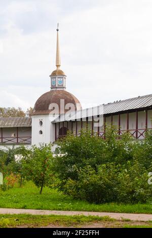 Muro e torre del monastero di Tikhvin della Dormizione di La Madre di Dio di giorno Foto Stock