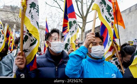 Migliaia di tibetani e sostenitori protestano per le strade di piazza Trocadero vicino alla famosa Torre Eiffel di Parigi per commemorare il 62° anniversario della Giornata Nazionale d'rivolta tibetana. Un gioco di strada è stato organizzato sulla recente morte di Tenzin Nyima, un monaco tibetano di 19 anni a causa della tortura nella prigione cinese. Foto Stock