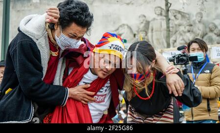 Migliaia di tibetani e sostenitori protestano per le strade di piazza Trocadero vicino alla famosa Torre Eiffel di Parigi per commemorare il 62° anniversario della Giornata Nazionale d'rivolta tibetana. Un gioco di strada è stato organizzato sulla recente morte di Tenzin Nyima, un monaco tibetano di 19 anni a causa della tortura nella prigione cinese. Foto Stock