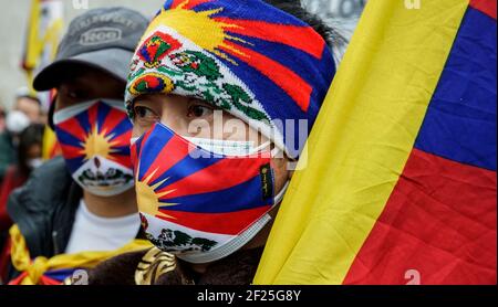 Migliaia di tibetani e sostenitori protestano per le strade di piazza Trocadero vicino alla famosa Torre Eiffel di Parigi per commemorare il 62° anniversario della Giornata Nazionale d'rivolta tibetana. Un gioco di strada è stato organizzato sulla recente morte di Tenzin Nyima, un monaco tibetano di 19 anni a causa della tortura nella prigione cinese. Foto Stock