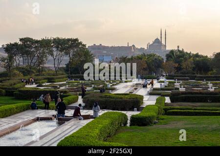 Egiziani locali godendo i giardini al Azhar Park con la Cittadella del Cairo in background, Salah Salem St, El-DARB El-Ahmar, il Cairo, Egitto Foto Stock