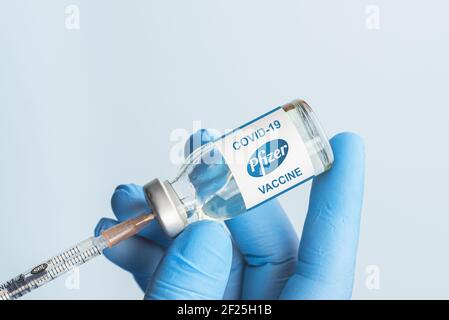 Izmir, Turchia - Gennaio 17 2021: Concetto e background del vaccino del coronavirus. Nuovo vaccino pfizer e Biontech isolato su sfondo blu. Covid-19, 20 Foto Stock