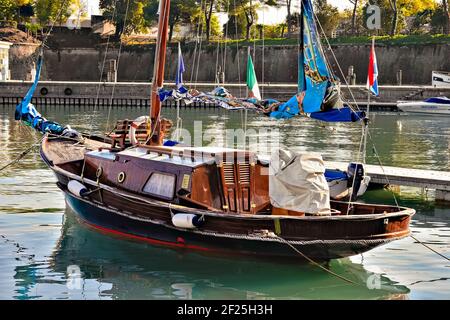 Yacht ormeggiati a Desenzano del Garda Foto Stock