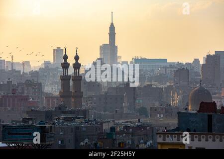 Il suggestivo paesaggio urbano del Cairo al tramonto che mostra la Torre del Cairo e i minareti, come si vede dal Parco al Azhar, Salah Salem St, El-DARB El-Ahmar, Cairo, Egitto Foto Stock