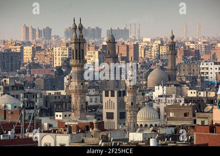 Il paesaggio urbano del Cairo mostra moschee e minareti visti dal Parco al Azhar, Salah Salem St, El-DARB El-Ahmar, il Cairo, Egitto Foto Stock