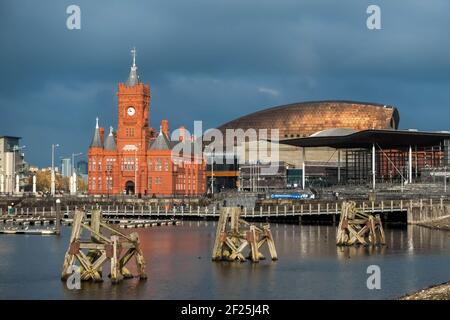 Pierhead e Millenium Center edifici Cardiff Bay Foto Stock