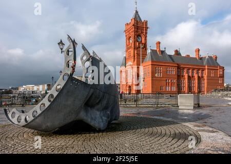 I marittimi mercantili' War Memorial nella Baia di Cardiff Foto Stock