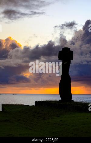 AHU Ko te Riku Moai con le sue spalle alla costa dell'Oceano Pacifico a Tahai, Hanga Roa, sulla costa occidentale dell'isola di Pasqua (Rapa Nui), Cile al tramonto Foto Stock