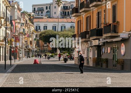 Vista generale della strada principale di Pozzuoli, il paese si trova nella zona rossa per aumentare i casi COVID-19 come il resto della Campania. Foto Stock