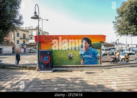 Pozzuoli, 10 marzo 2021. Nuovo murale a Pozzuoli, in provincia di Napoli, raffigurante il volto di Diego Armando Maradona morto il 25 novembre 2020, Dique Luj‡n, Argentina, ex giocatore del ssc napoli dal 1984 al 1991. La figura di maradona a napoli e la provincia è venerata come un santo. Foto Stock