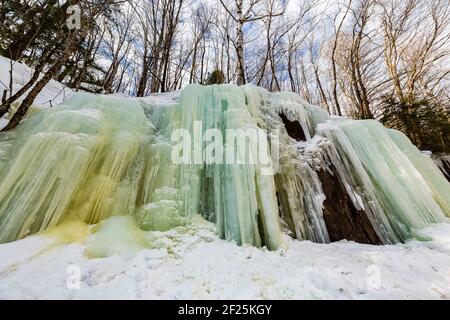 Formazioni di ghiaccio nel mese di febbraio lungo la CR 510 a nord-ovest di Marquette, Michigan, USA Foto Stock