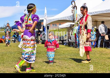 Le donne native ballano ad un wow del pow nel Quebec del Nord, Canada Foto Stock