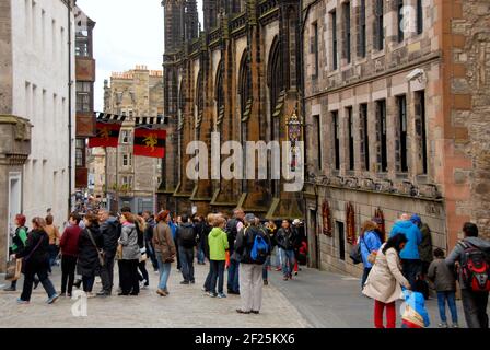 Turisti a Castlehill, vicino all'hotel Witchery, in cima al Golden Mile, Edimburgo, Scozia Foto Stock