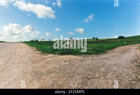 Cartello stradale su due sentieri in Israele Foto Stock