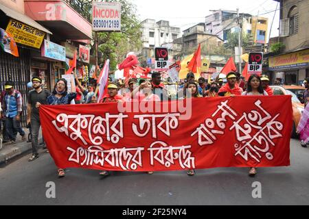 Kolkata, India. 07 marzo 2021. Gli attivisti del Bengala occidentale e alcuni leader di agricoltori protestano per una manifestazione di protesta a sostegno della campagna "No Vote to BJP" a Kolkata mercoledì. Alcuni leader di agricoltori protestano a Kolkata dal Punjab per sostenere questa protesta. Gli attivisti che detengono striscioni e cartelli sollevano slogan contro il BJP in vista dei sondaggi dell’assemblea del Bengala occidentale a Kolkata. (Foto di Snehasish Bodhak/Pacific Press) Credit: Pacific Press Media Production Corp./Alamy Live News Foto Stock