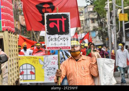 Kolkata, India. 07 marzo 2021. Gli attivisti del Bengala occidentale e alcuni leader di agricoltori protestano per una manifestazione di protesta a sostegno della campagna "No Vote to BJP" a Kolkata mercoledì. Alcuni leader di agricoltori protestano a Kolkata dal Punjab per sostenere questa protesta. Gli attivisti che detengono striscioni e cartelli sollevano slogan contro il BJP in vista dei sondaggi dell’assemblea del Bengala occidentale a Kolkata. (Foto di Snehasish Bodhak/Pacific Press) Credit: Pacific Press Media Production Corp./Alamy Live News Foto Stock