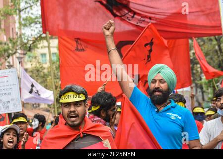 Kolkata, India. 07 marzo 2021. Gli attivisti del Bengala occidentale e alcuni leader di agricoltori protestano per una manifestazione di protesta a sostegno della campagna "No Vote to BJP" a Kolkata mercoledì. Alcuni leader di agricoltori protestano a Kolkata dal Punjab per sostenere questa protesta. Gli attivisti che detengono striscioni e cartelli sollevano slogan contro il BJP in vista dei sondaggi dell’assemblea del Bengala occidentale a Kolkata. (Foto di Snehasish Bodhak/Pacific Press) Credit: Pacific Press Media Production Corp./Alamy Live News Foto Stock