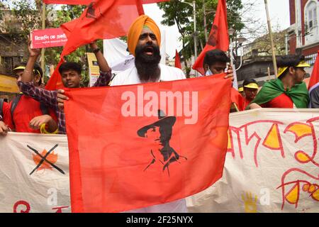 Kolkata, India. 07 marzo 2021. Gli attivisti del Bengala occidentale e alcuni leader di agricoltori protestano per una manifestazione di protesta a sostegno della campagna "No Vote to BJP" a Kolkata mercoledì. Alcuni leader di agricoltori protestano a Kolkata dal Punjab per sostenere questa protesta. Gli attivisti che detengono striscioni e cartelli sollevano slogan contro il BJP in vista dei sondaggi dell’assemblea del Bengala occidentale a Kolkata. (Foto di Snehasish Bodhak/Pacific Press) Credit: Pacific Press Media Production Corp./Alamy Live News Foto Stock